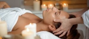 mujer recibiendo un masaje