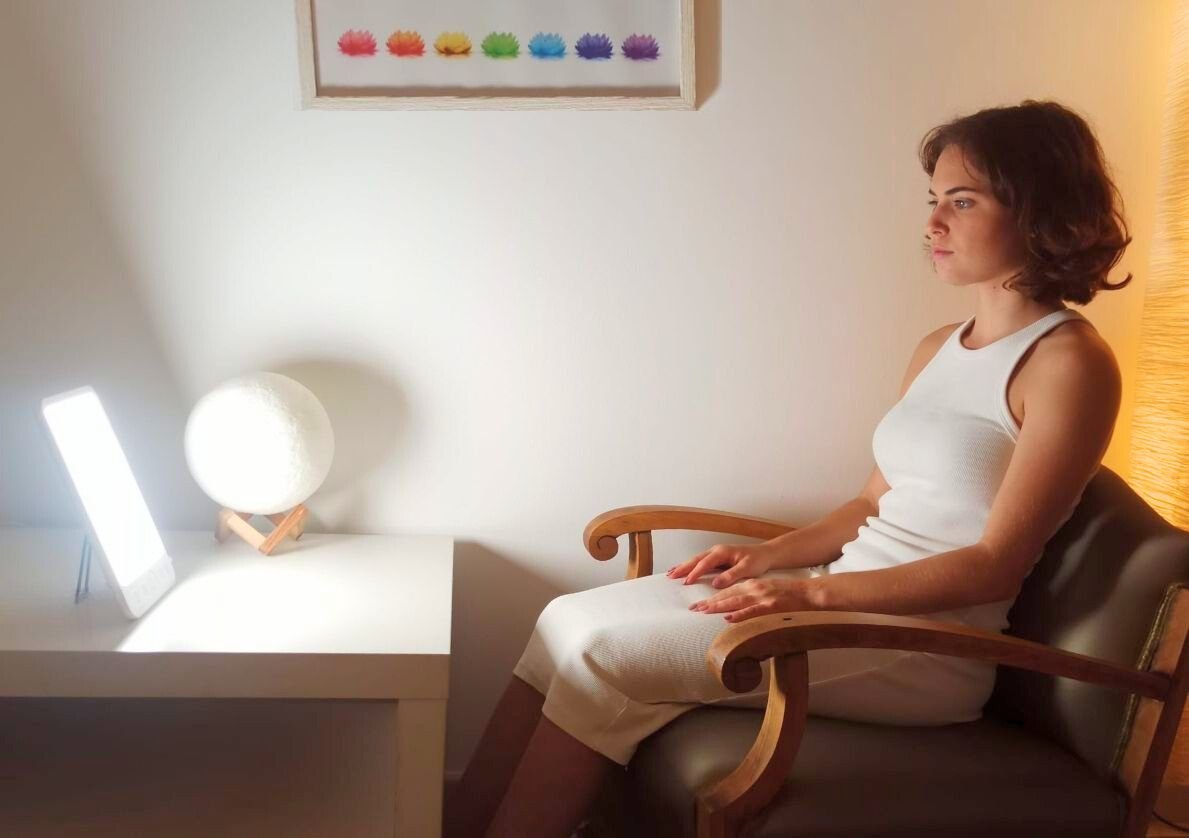 Mujer realizando terapia con luz fosfénica