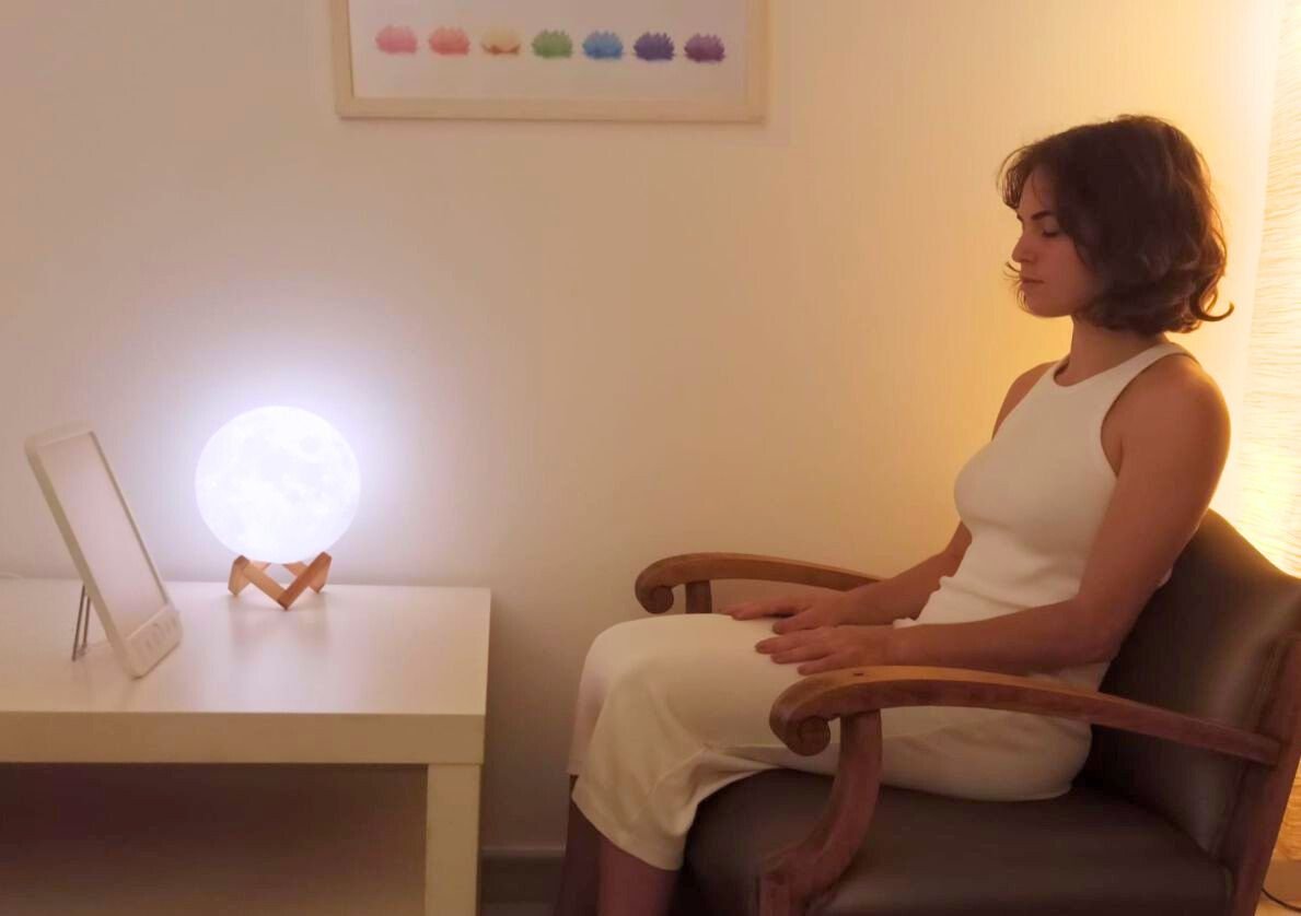 mujer realizando terapia fosfénica