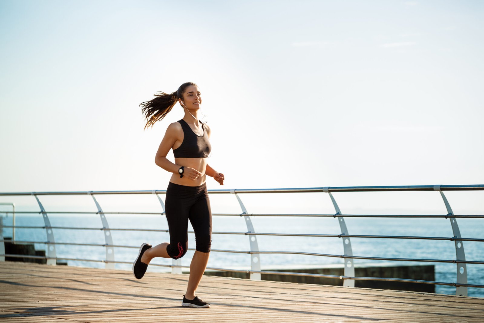 mujer corriendo por la playa