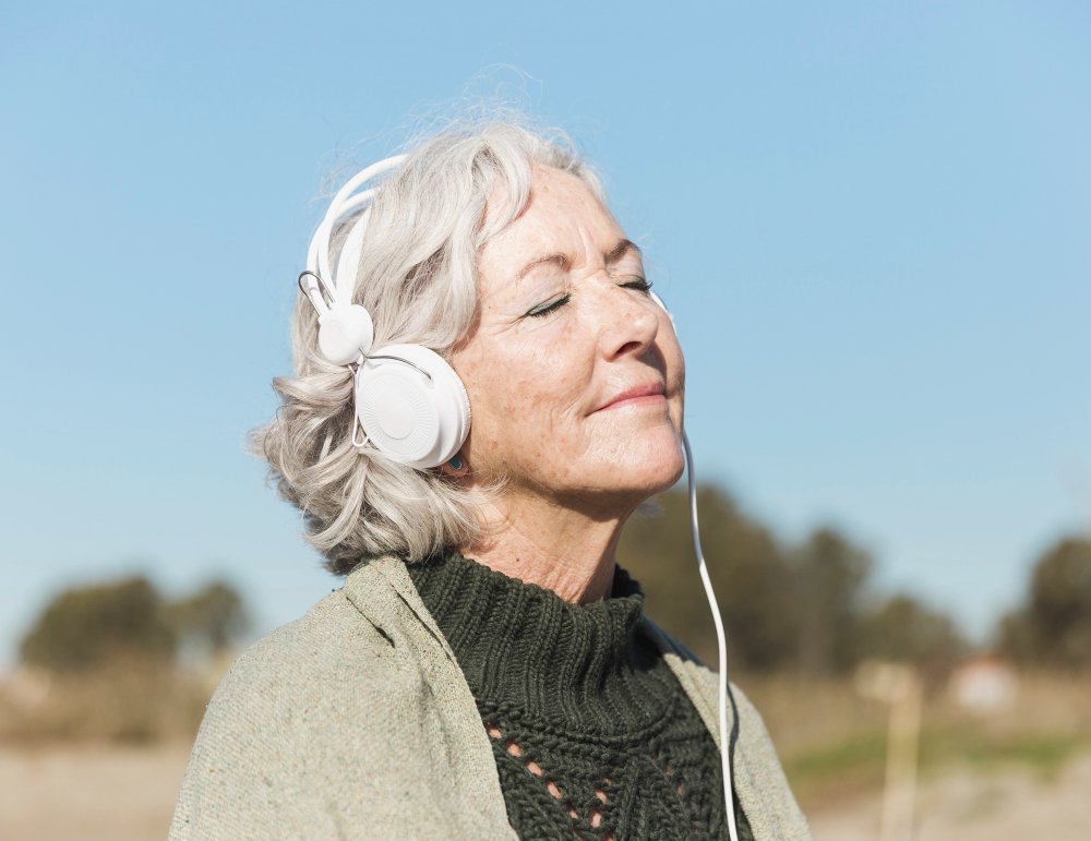 mujer adulta con auriculares al aire libre